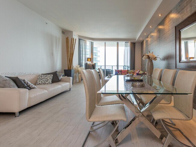 Building Photo - 1300 Brickell Bay Dr
