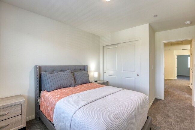 Building Photo - Furnished Henderson 3BR w/ Community Pool & fitness center