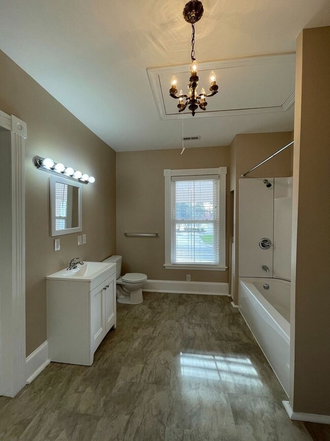 Building Photo - Huge Vintage Home in South Hill