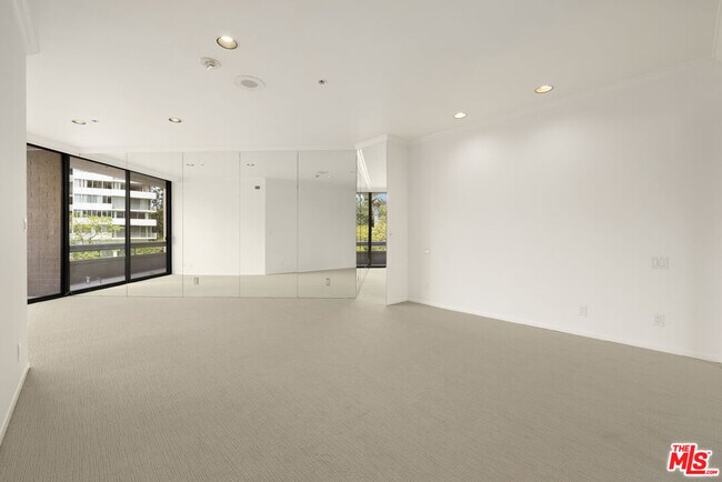 Building Photo - 10430 Wilshire Blvd