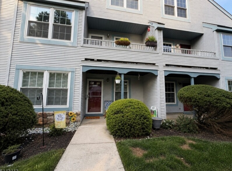 Building Photo - 2209 Vroom Dr
