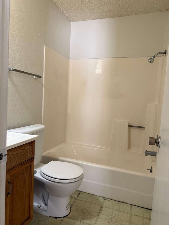 Building Photo - Affordable Three Bed/Two Bath in Leon Vall...