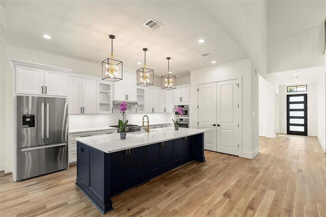 Building Photo - 1038 W 31st St