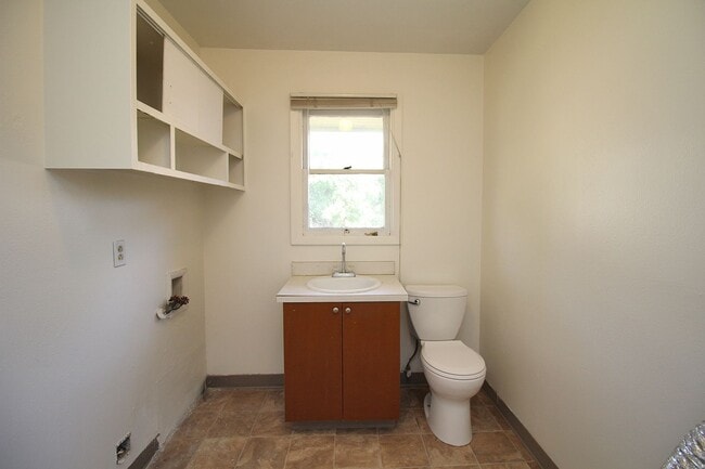 Building Photo - Delightful 3 Bedroom Mid-Century Ranch Hom...