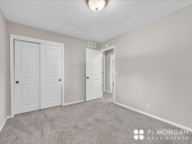Building Photo - 3 bedroom 2 bath house in a great location!