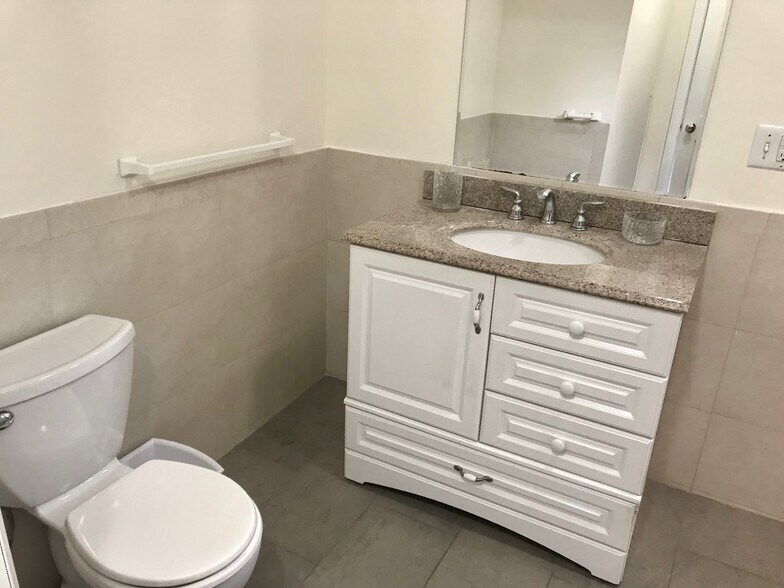 Building Photo - 14 Schiller St