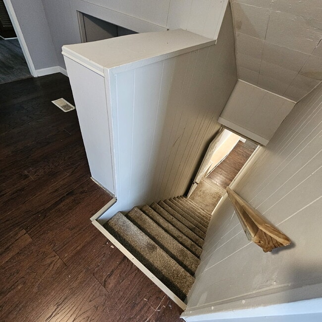 Building Photo - Duplex - 2 Bedroom, 2 Full Bathrooms and a...