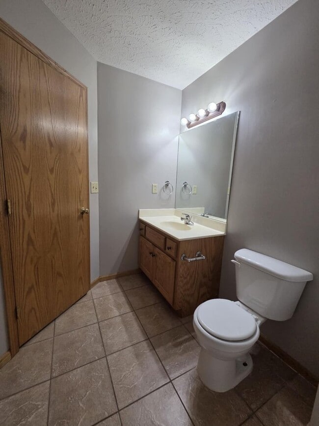 Building Photo - Spacious Town House for Rent