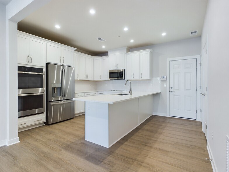 Building Photo - 43801 Middleway Ter