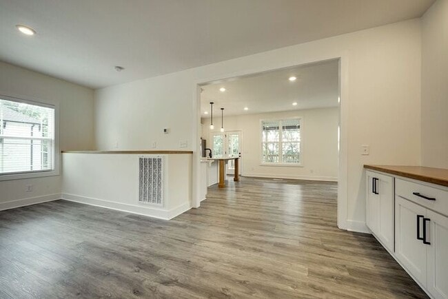 Building Photo - 420 Stonemeadow Rd