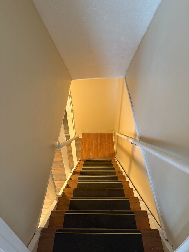 Building Photo - 583 E Graham Pl