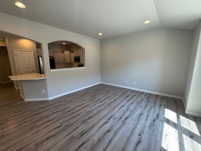 Building Photo - Newer and Spacious 3 Bedroom Townhome