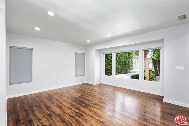 Building Photo - 23018 Leonora Dr