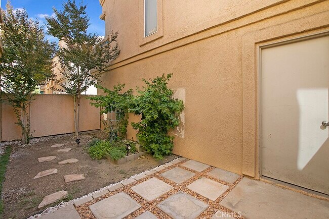 Building Photo - 18818 Vista Del Canon