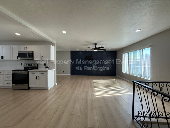 Building Photo - 429 E Greenway Dr