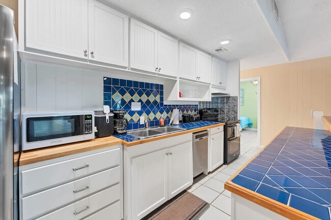 Building Photo - 2388 Lakeshore Dr