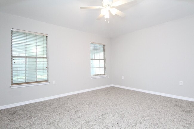 Building Photo - Northeast Pensacola 3/2 with Garage, Sunro...