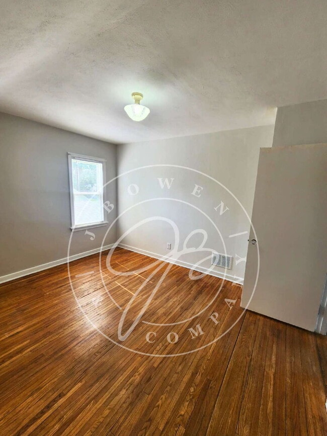 Building Photo - Move-In Ready! Spacious 4–5 Bedroom Home w...