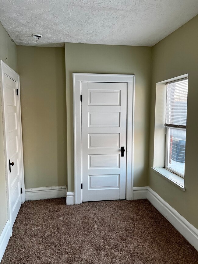 Building Photo - 300 E 17th Ave