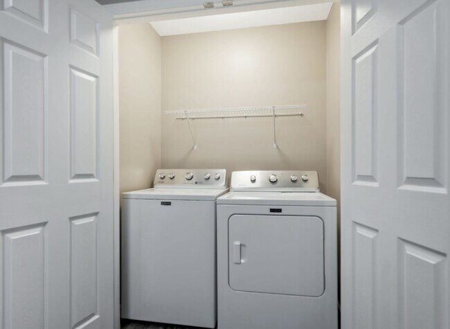 Building Photo - 2 Bed 2 Bath Corporate / Seasonal / Mid-term Lease Available