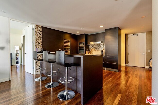 Building Photo - 6250 Hollywood Blvd