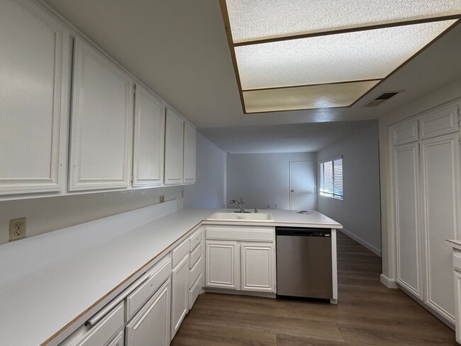 Building Photo - Spacious Updated Bonita Condo