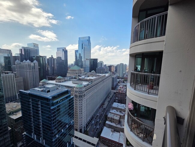 Building Photo - 400 N La Salle Dr