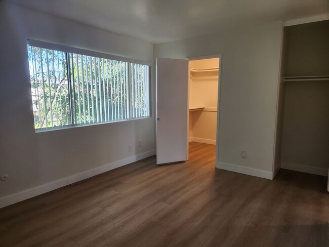 Building Photo - 3bed/2.5bath + Garage Townhome in Tarzana-...