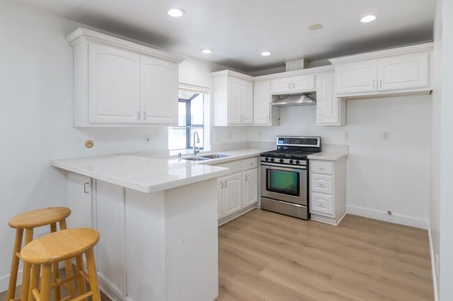 Building Photo - Beautifully Renovated 3-Bedroom Townhome i...