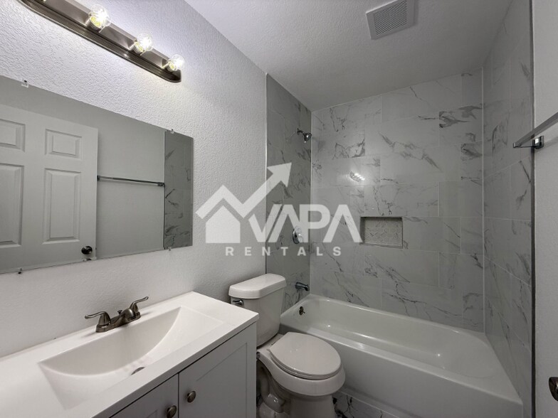 Building Photo - 10815 Green Heights Dr