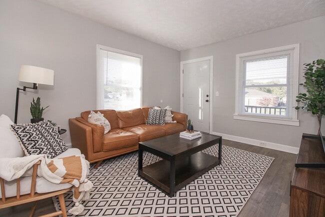 Building Photo - 3 bedroom 3 bathroom Single Family Home