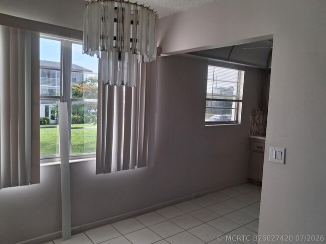 Building Photo - 445 Fanshaw N