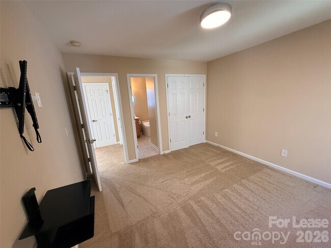 Building Photo - 5219 Sunriver Rd