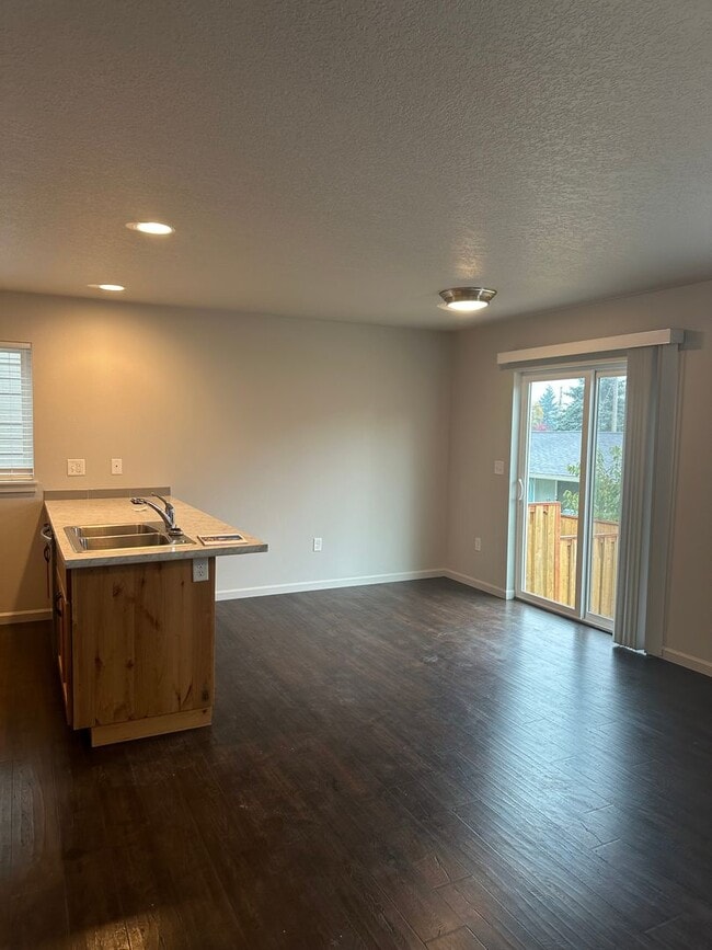 Building Photo - Available now! 3 bedroom ~ 2.5 Bathroom stylish home in Adair Village!