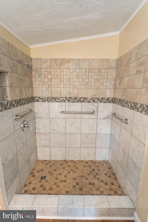 Building Photo - 1205 W 6th St