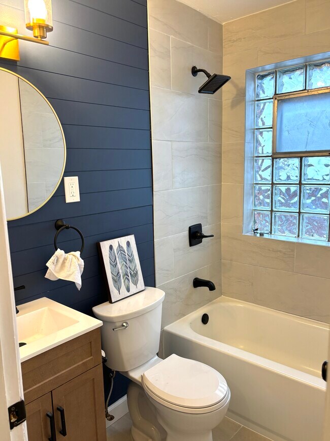 Building Photo - 5025 Lenox Ave