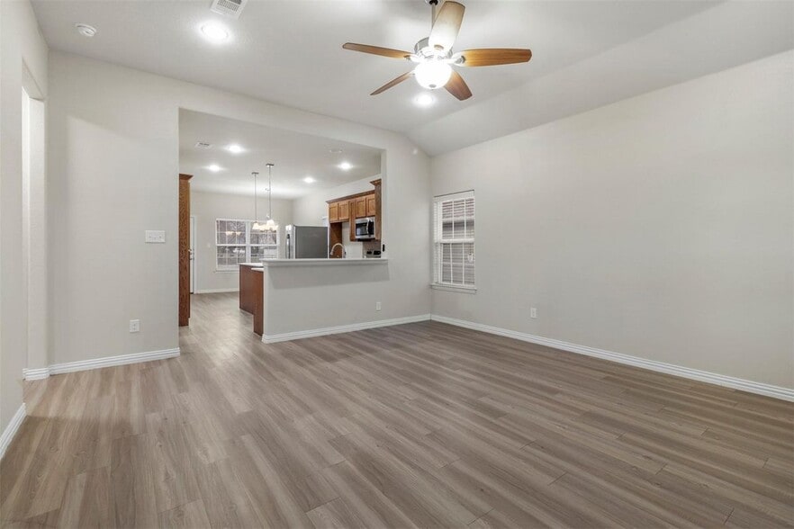 Building Photo - 731 W Morton St