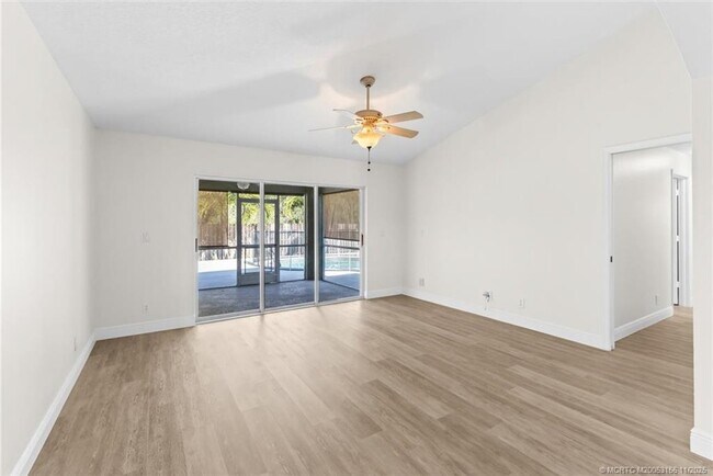 Building Photo - 920 NW Waterlily Pl