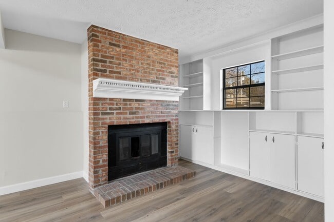 Building Photo - TOTALLY UPDATED 3 BEDROOM HOUSE IN WEST KN...