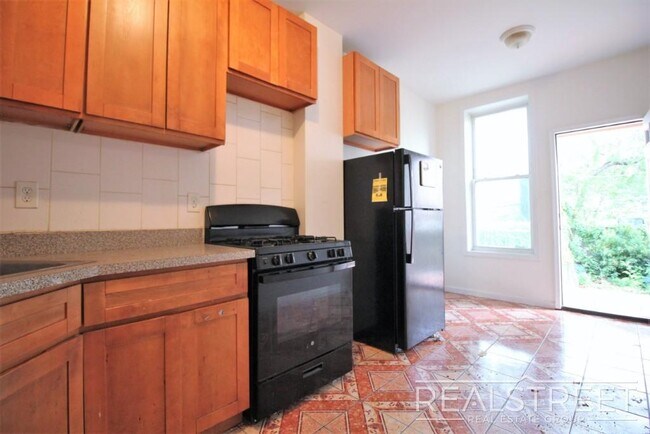 Building Photo - NO FEE! 3 BED 1.5 BATH DUPLEX in Stuyvesan...