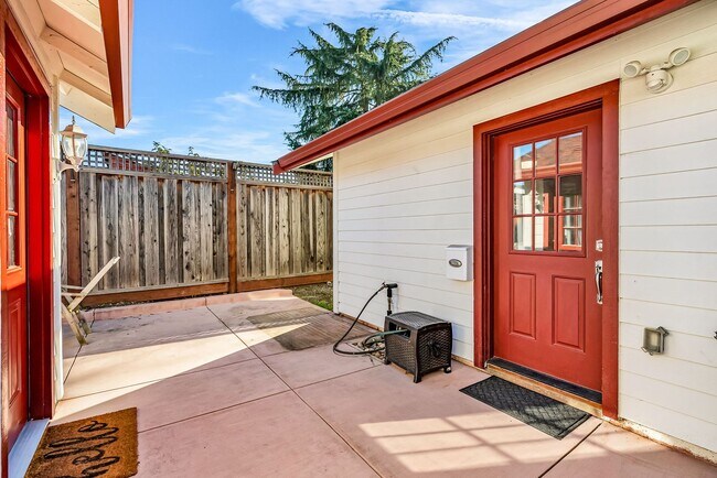 Building Photo - Experience residential luxury living only 2 blocks from the heart of downtown Livermore!!