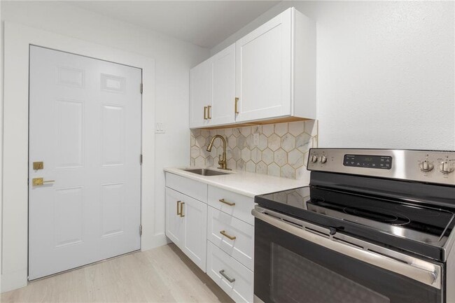 Building Photo - 14060 Miramar Ave