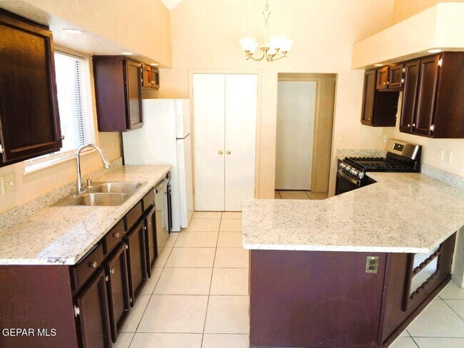 Building Photo - 8520 Saratoga Dr