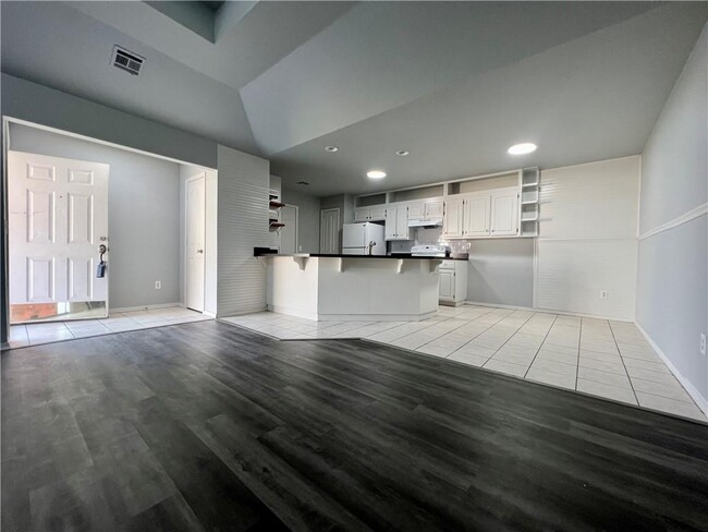 Building Photo - 2004 S Old Wire Rd