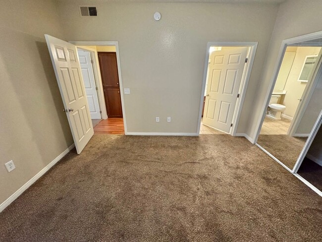 Building Photo - SPACIOUS 3 BEDROOM 2 FULL BATH CONDO IN GA...