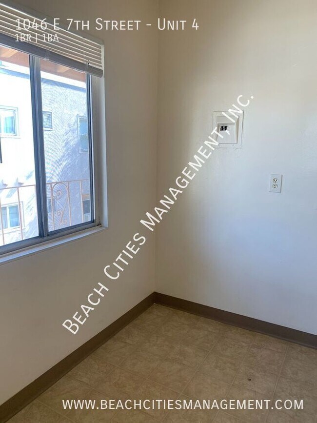 Building Photo - 1046 E 7th St