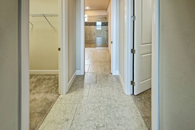 Building Photo - 2/2+Den Coach Home Available Annually!