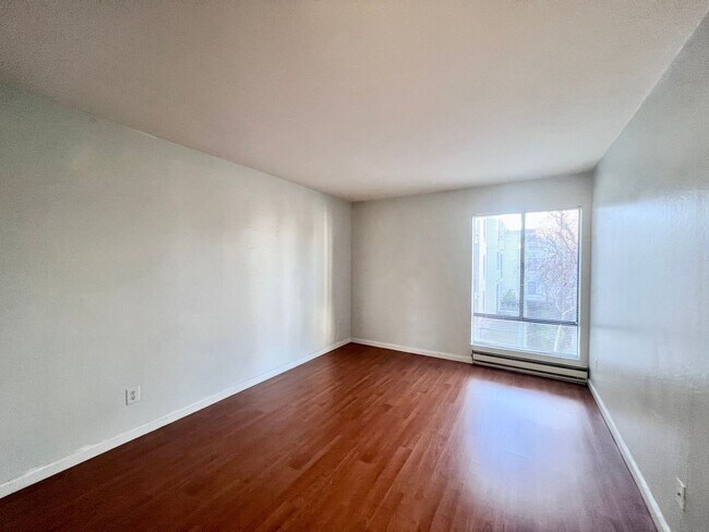Building Photo - Spacious 1 bedroom with wood laminate floo...