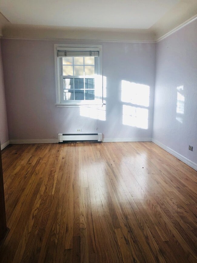 Building Photo - Two Story Single Family Home in the Roseda...
