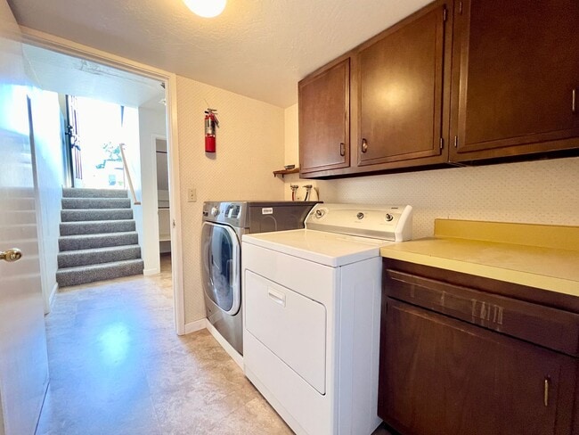 Building Photo - Spacious 4-Bed, 3-Bath Single-Family Home ...